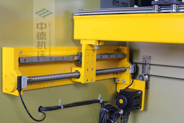 ZDPK-10032X軸配有滾珠絲桿及直線導軌，大功率伺服電機，鋼絲同步帶，能顯著提升X軸定位精度及速度