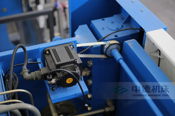 ZDPK-10032配有Y軸伺服定位功能，能精確有效提高Y軸精度，并使工作效率明顯提高