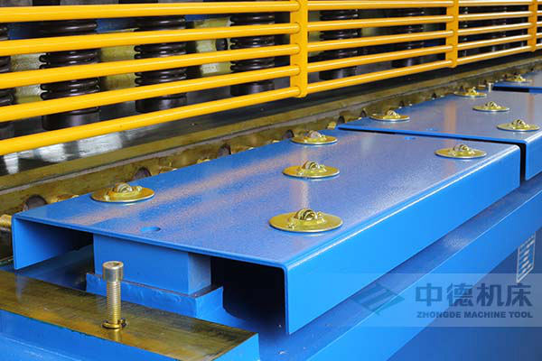 ZDS-432剪板機(jī)采用滾珠前托料板,不劃傷不銹鋼板材表面.jpg ZDS-432剪板機(jī)采用滾珠前托料板,不劃傷不銹鋼板材表面.jpg