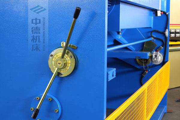 ZDS-432剪板機(jī)刀片間隙手動調(diào)節(jié)器,刻度清淅,調(diào)節(jié)省力又簡便.jpg ZDS-432剪板機(jī)刀片間隙手動調(diào)節(jié)器,刻度清淅,調(diào)節(jié)省力又簡便.jpg